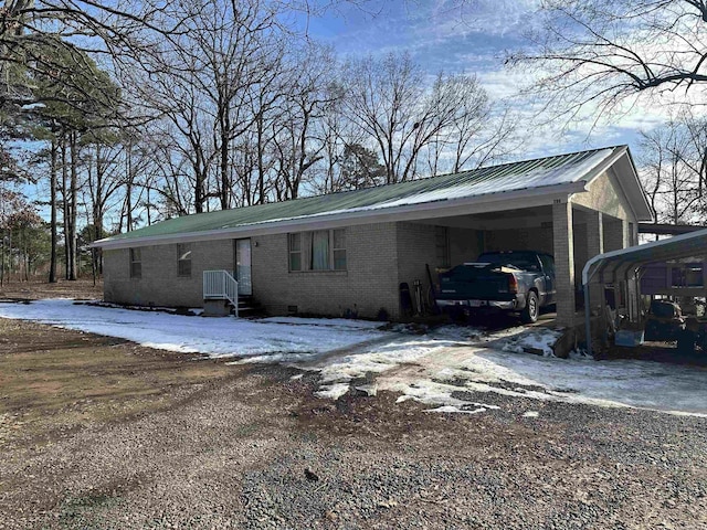 view of front of property featuring a carport