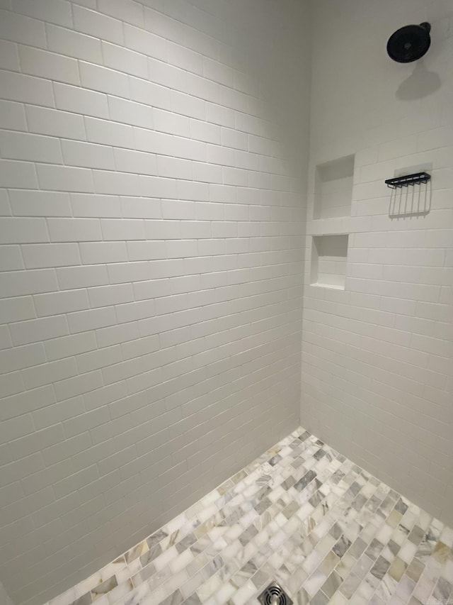 bathroom featuring a tile shower