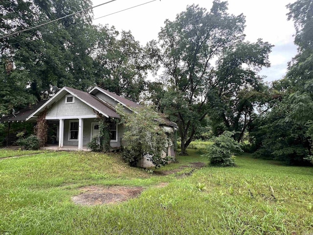 exterior space with a porch and a front yard