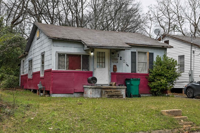 bungalow featuring a front lawn