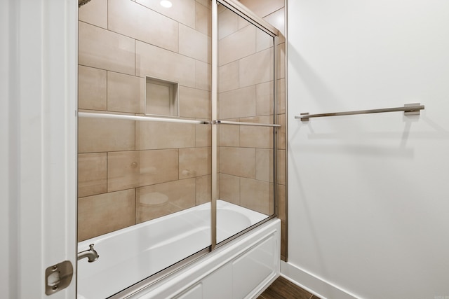 bathroom with combined bath / shower with glass door