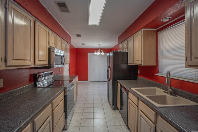 kitchen with sink, an inviting chandelier, stainless steel appliances, a textured ceiling, and light tile patterned floors