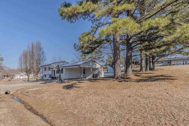 view of front of home featuring a front lawn