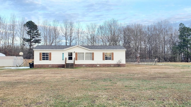 view of front of property featuring a front yard