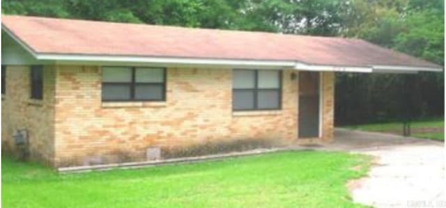 view of front of home with a front lawn