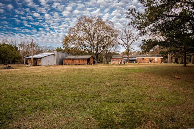 view of yard with an outbuilding