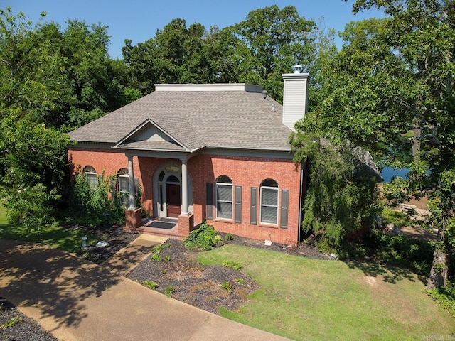 view of front of home featuring a front lawn