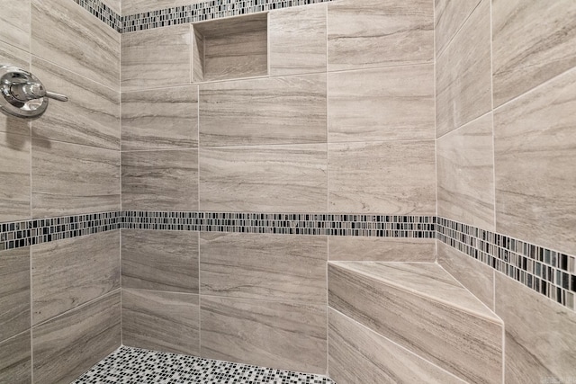 bathroom featuring a tile shower