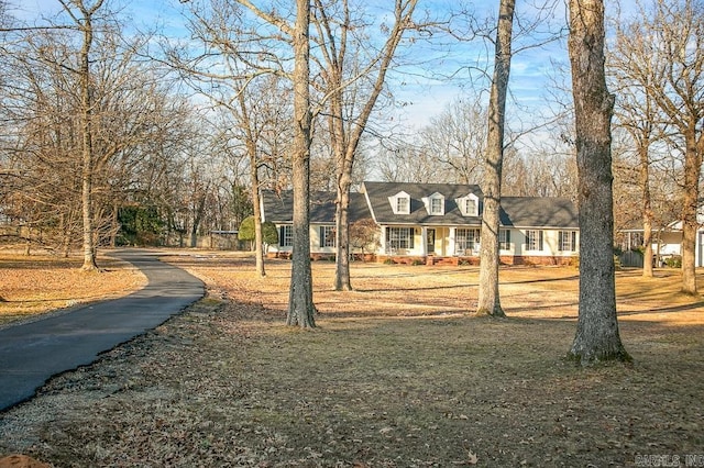 view of front of property with a front yard