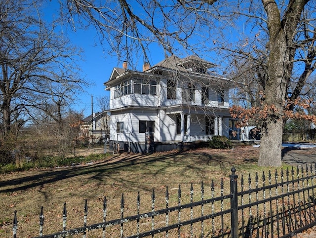 italianate house featuring a front lawn