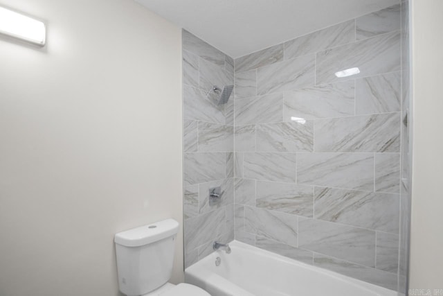 bathroom with toilet, an AC wall unit, and tiled shower / bath