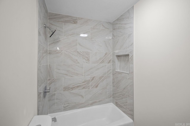 bathroom featuring tiled shower / bath combo