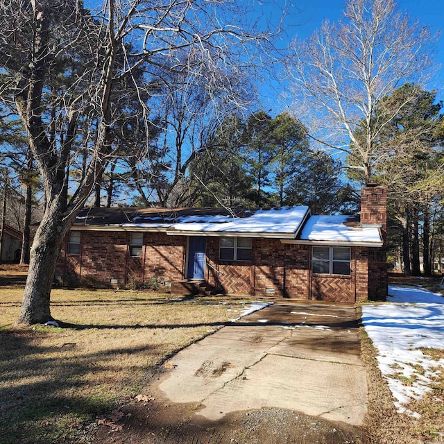 view of front facade featuring a front lawn