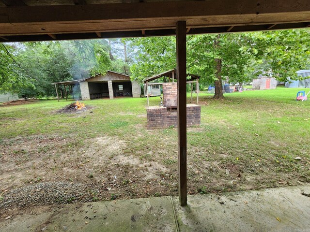 view of yard featuring an outbuilding