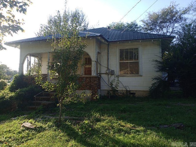 view of front of house with a front lawn