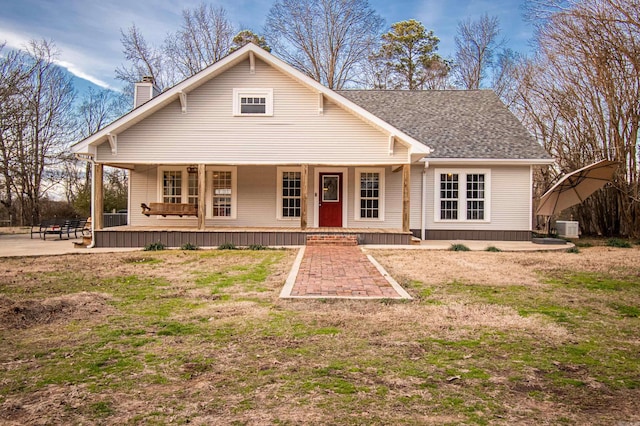 view of front of property featuring a porch and a front lawn