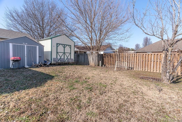 view of yard with a storage shed