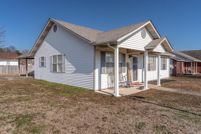 view of front of house featuring a porch and a front lawn