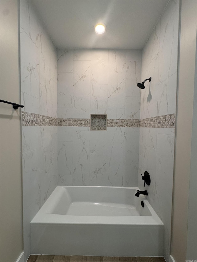 bathroom featuring tiled shower / bath