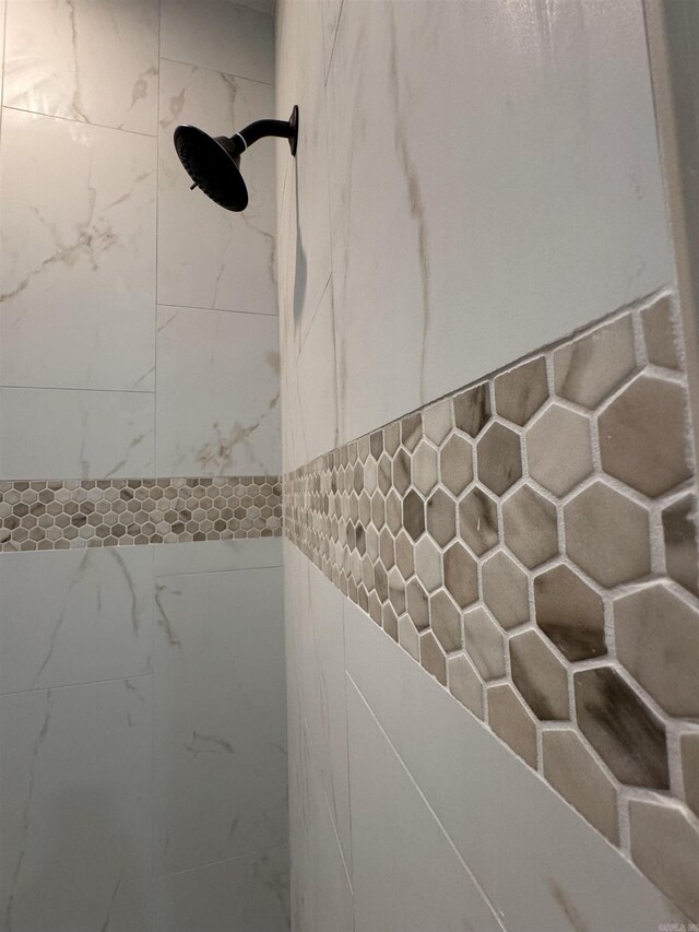 details featuring tiled shower