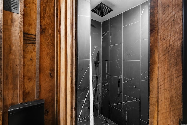 bathroom featuring a tile shower