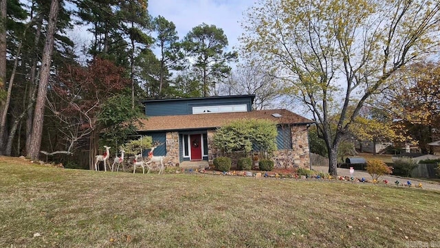 view of front of property featuring a front yard