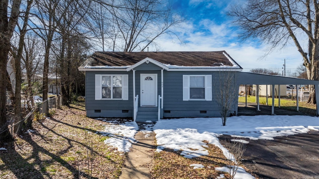 view of front of property featuring a carport