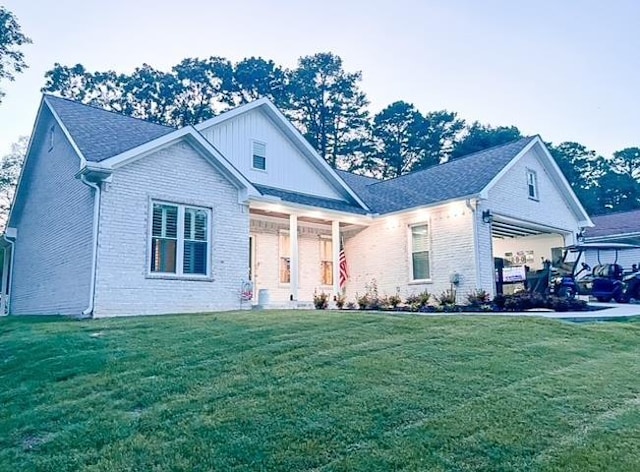 view of front of house with a front lawn