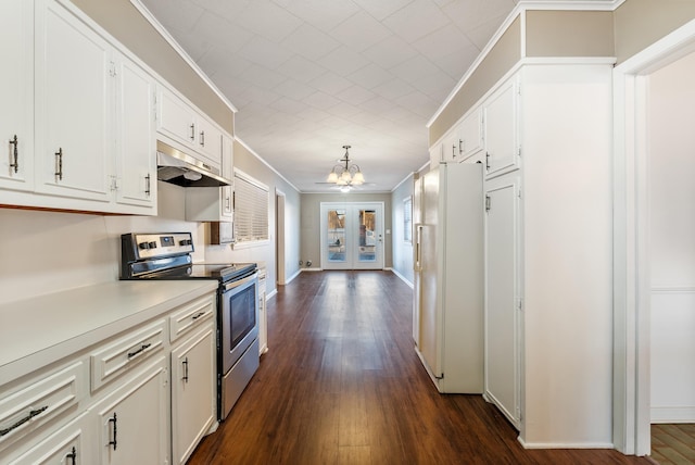 kitchen with electric stove, an inviting chandelier, ornamental molding, white cabinets, and white refrigerator