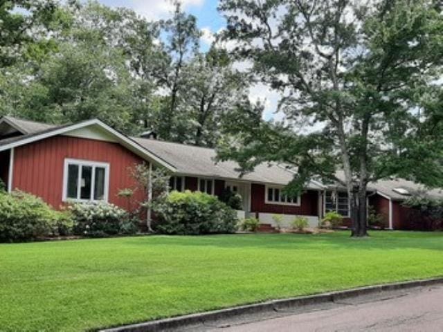 ranch-style home with a front yard