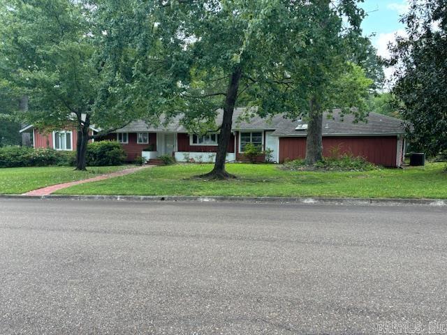 single story home featuring a front lawn