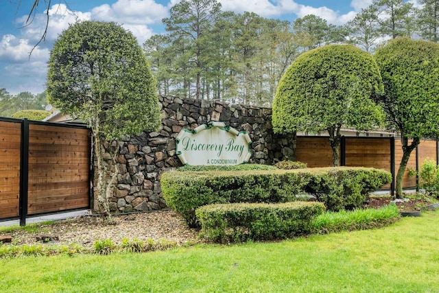 community sign featuring a lawn