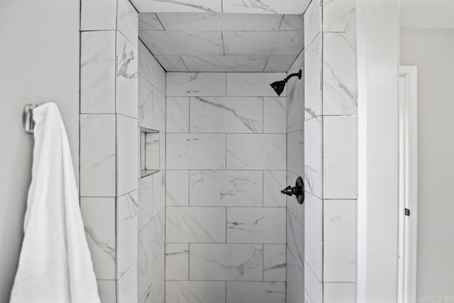 bathroom featuring a tile shower