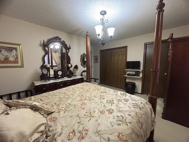 bedroom featuring a textured ceiling, an inviting chandelier, and a closet