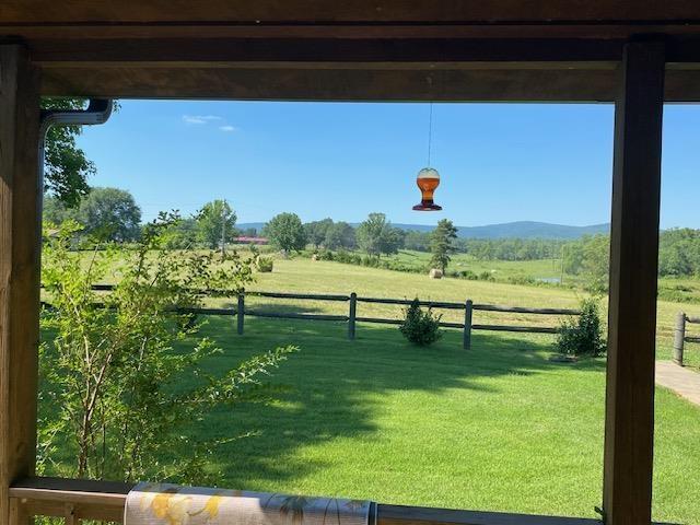 view of yard featuring a rural view