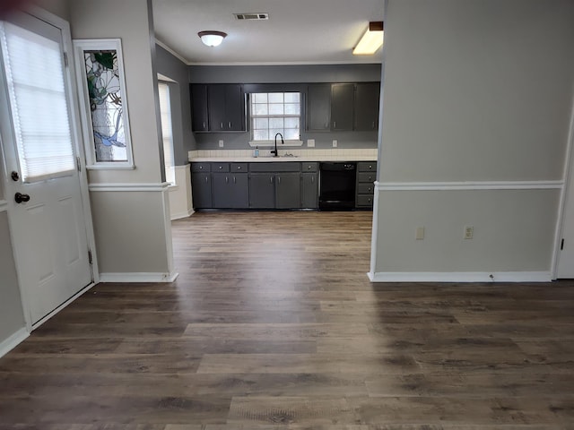 kitchen featuring dark wood-type flooring, dishwasher, sink, and gray cabinets