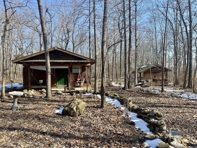 view of yard with an outbuilding