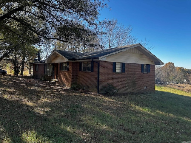 view of side of property featuring a lawn