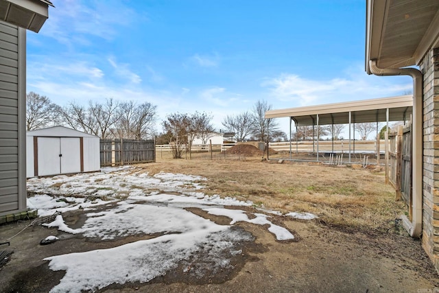 view of yard with a storage shed