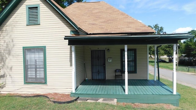 back of house featuring a lawn