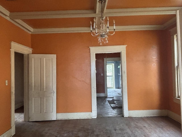 empty room with crown molding and a notable chandelier