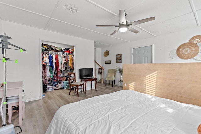 bedroom with ceiling fan, a closet, and light hardwood / wood-style flooring