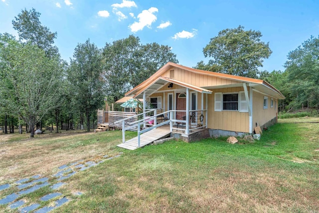 view of front of property with a front lawn and covered porch