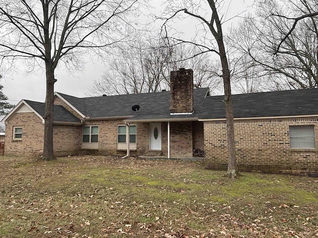 view of front of house featuring a front lawn