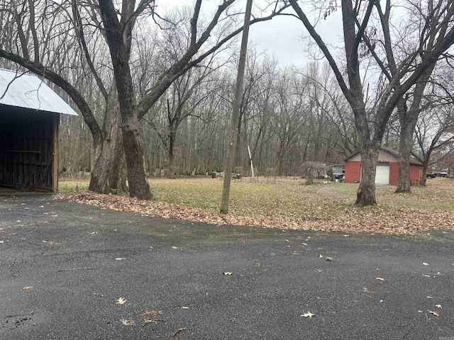 view of yard featuring an outbuilding