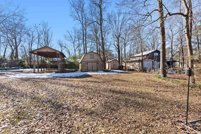 view of yard featuring a storage unit