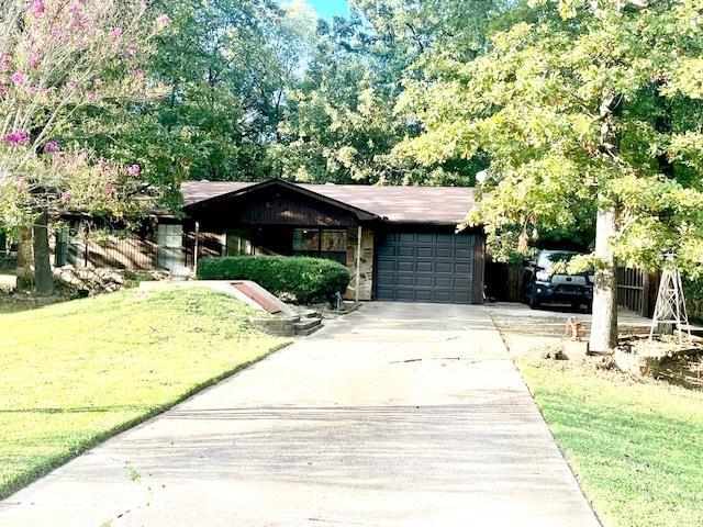 view of front facade featuring a front yard and a garage