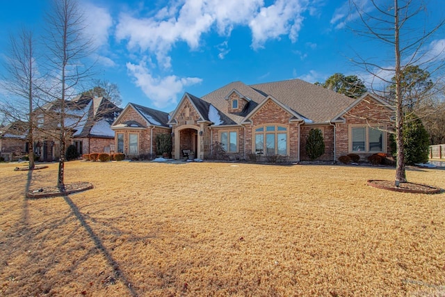 view of front facade featuring a front lawn