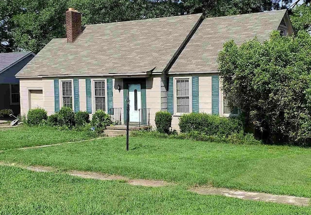 view of front of home featuring a front yard