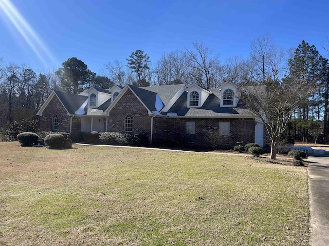 view of front of property featuring a front yard